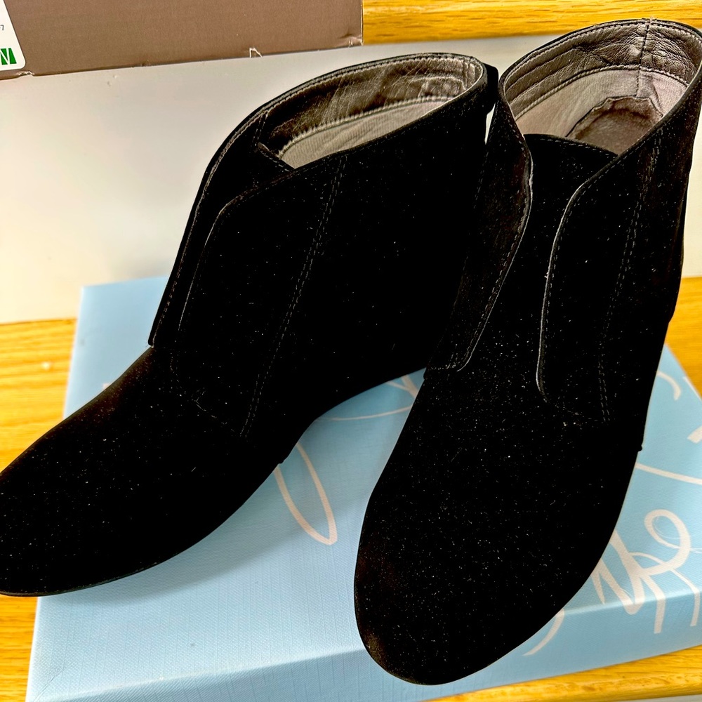 Life Stride Lonnie black suede boots